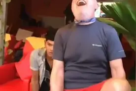 [搞笑]国外红裤衩老头被鱼触动笑点，然后狂笑不止视频封面