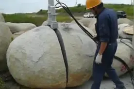 民间发明的液压破石机，把巨石一分为二视频封面