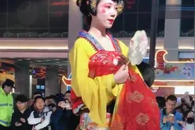 大唐不夜城不倒翁女孩火了，看看这三个不倒翁你更喜欢哪个！视频封面