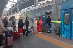 云南：实拍中国最有特色的双层火车，从云南大理到丽江视频封面