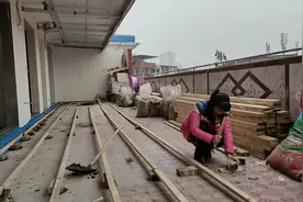 防腐木地板找平，新接的活开工了，大家说说做得怎么样呀？视频封面