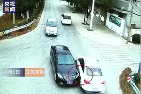 暖！轿车失控坠河司机被冻僵 生死关头来了一群人视频封面