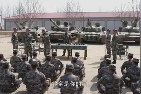 陆军1号副排长在比赛，旅长当面动手脚，旅长认罚，副排升参谋长视频封面