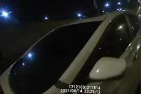 【现场视频】酒驾被查，男子竟将交警顶在引擎盖上冲卡逃跑图片