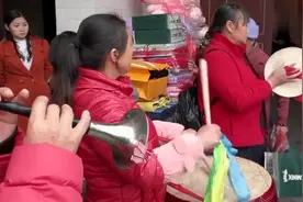 贵州农村小伙娶媳妇，这位大姐吹唢呐接亲，吹得蛮好听的视频封面