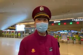 武汉地铁今日恢复运营，头班车发车！视频封面