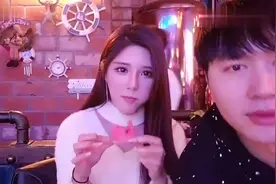 小小小酷哥 可乐姐到底是鸽子王，生日宴没到，到酒吧唱歌才赶到