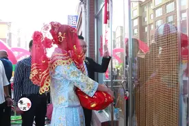 接亲车队一路奔驰把新娘接到家，你猜改口叫了几声妈，门才被打开视频封面
