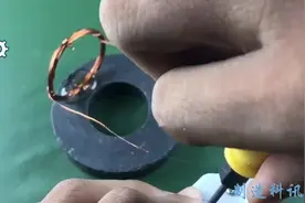 牛人制造线圈发电机，竟然可以点亮LED灯泡，这是真的吗？视频封面