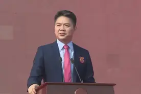 刘强东衣锦还乡母校发表励志演讲，曾经穷到一年只能吃两次猪肉视频封面