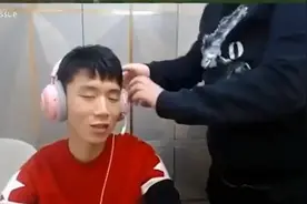 PDD在直播间裤子竟然掉了，还被夸可爱。PDD：太垮了。