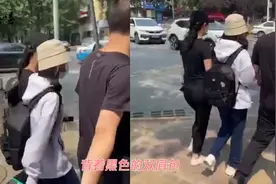 张子枫在两名助理陪同下参加高考，路边粉丝为她助力大喊：加油！