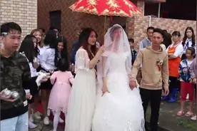 广东一空姐出嫁，自己走出门，出嫁习俗好特别，新郎在外面接亲视频封面