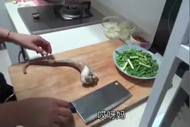 家里老人说，小孩不能吃猪尾巴，吃了以后不敢走夜路，是这样吗？