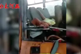 湖南东安一校车与大货车相撞，致多名学生受伤视频封面