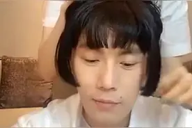 伊能静给秦昊在线换假发，姐夫还很配合地做表情，这两人太有趣了视频封面