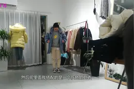 天蓝色羽绒衣，配上米色裤子，也是很好看！
