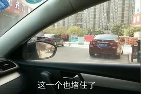 实拍浙江义乌小区，还是都封闭起来了，想出去要通过检查！视频封面