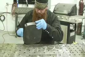 铸铁煎锅手柄断了，看老师傅如何焊接修复的，还能用吗视频封面