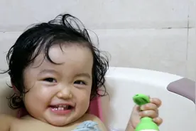 老公去上班，三妮给两个孩子洗完澡，快要累瘫了