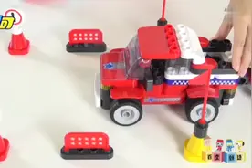 玩具: 小姐姐教你玩积木皮卡车，好玩的玩具车!视频封面