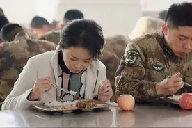 军嫂怀孕逼连长转业，看完退伍仪式后就反悔，下秒发短信泪崩视频封面