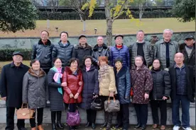 在央视等着我剧组的帮助下我终于和阔别五十三年后的同学相聚了视频封面