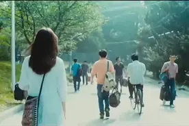 《致青春》：江疏影在学校里一出现就吸引了所有人目光视频封面