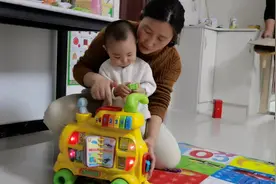 小孔宝玩姐姐的玩具，妈妈耐心的教给他，不一会就给学会了