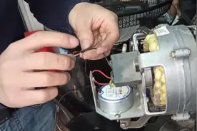 小家电维修趴地式风扇维修不摇摆，更换同步电机完美解决视频封面