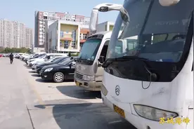 搞旅游大巴今年行情一个字难，朋友深陷其中挣钱太难了视频封面