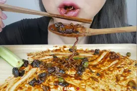 看美女吃麻辣豆豉面，为啥看别人吃饭就这么享受呢视频封面