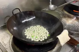 酒店大厨炒菜时，为什么都用双耳铁锅，单柄铁锅不是更好吗视频封面
