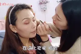 打工妹变身造型师，给农村妈妈化妆穿汉服拍照，朋友：太好看了！