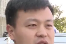 小摩托闯红灯中途停下被车撞：承担全部责任视频封面