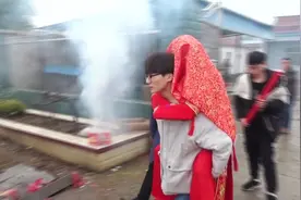 当天结婚两辆婚车相遇，该怎么做来冲煞？视频封面
