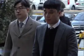 BIGBANG前成员胜利接受传唤，全程脸色凝重，面对记者不发一言视频封面