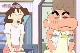 蜡笔小新：两岁的小新不开心就会抽面巾纸还一口把爸爸的蛋卷吃了视频封面