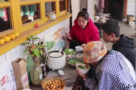 云南98年姑娘回农村，家里旱厕改造完了，农家院里做一道蒜爆虾视频封面