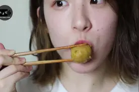 日本女生超级爱吃中国的卤味，完全不挑食 鸡屁股赞不绝口