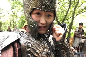 横店群演小姐姐拍戏穿盔甲，穿上之后是不是威武霸气视频封面