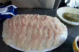 冬子今天高兴,吃虹鳟鱼刺身,饭后村里遛弯,再喝口小酒,完美一天视频封面