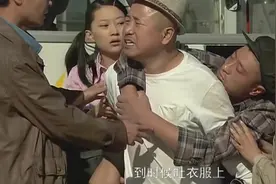 乡剧：刘能吃饭本来想宰四哥，结果四哥一瓶白酒两瓶啤酒喝成这样视频封面