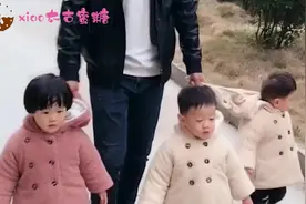 舅舅第一次带三胞胎出门，竟这样带宝宝，就没有舅舅治不了的娃！视频封面