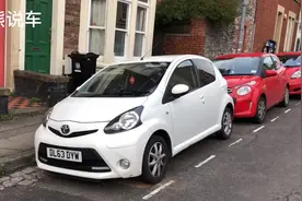 海外实拍：欧洲人酷爱的微型车，整条街全都是视频封面