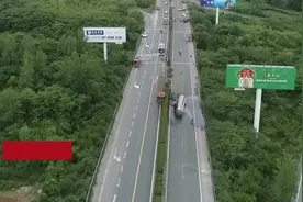 32吨化学液体槽罐车，突然侧翻！图片
