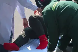 女子突然躺地上，捂肚子痛苦呻吟，巡警救助让她转危为安视频封面