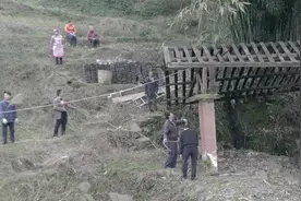 农村修公路拆除二十年前的老房子，房梁太结实几个大汉都拉不动视频封面