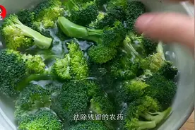 炒西兰花到底要不要焯水，很多人都做错了，西兰花鲜嫩爽脆有诀窍视频封面