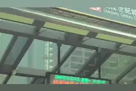杭州一女子穿吊带被拒搭地铁 要求披上外套才能坐地铁？